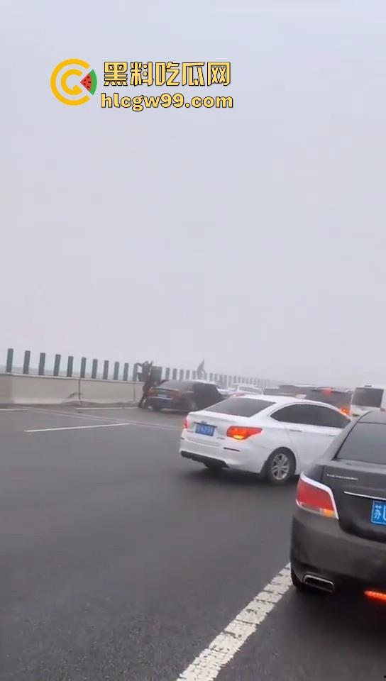 台辉高速黄河大桥段发生多车相撞，事故原因雪天 大雾 路面结冰，春节返程高峰，谨慎驾驶！-14