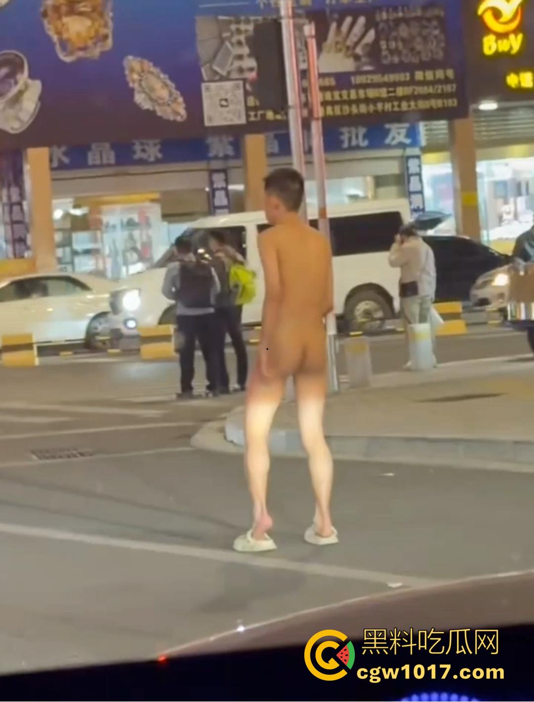 深圳罗湖水贝珠宝城惊现全裸男！大马路晃屌逛街 又是主人任务？-3