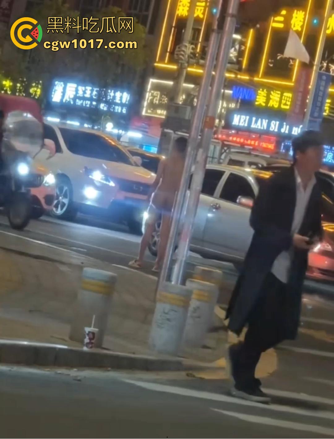 深圳罗湖水贝珠宝城惊现全裸男！大马路晃屌逛街 又是主人任务？-5