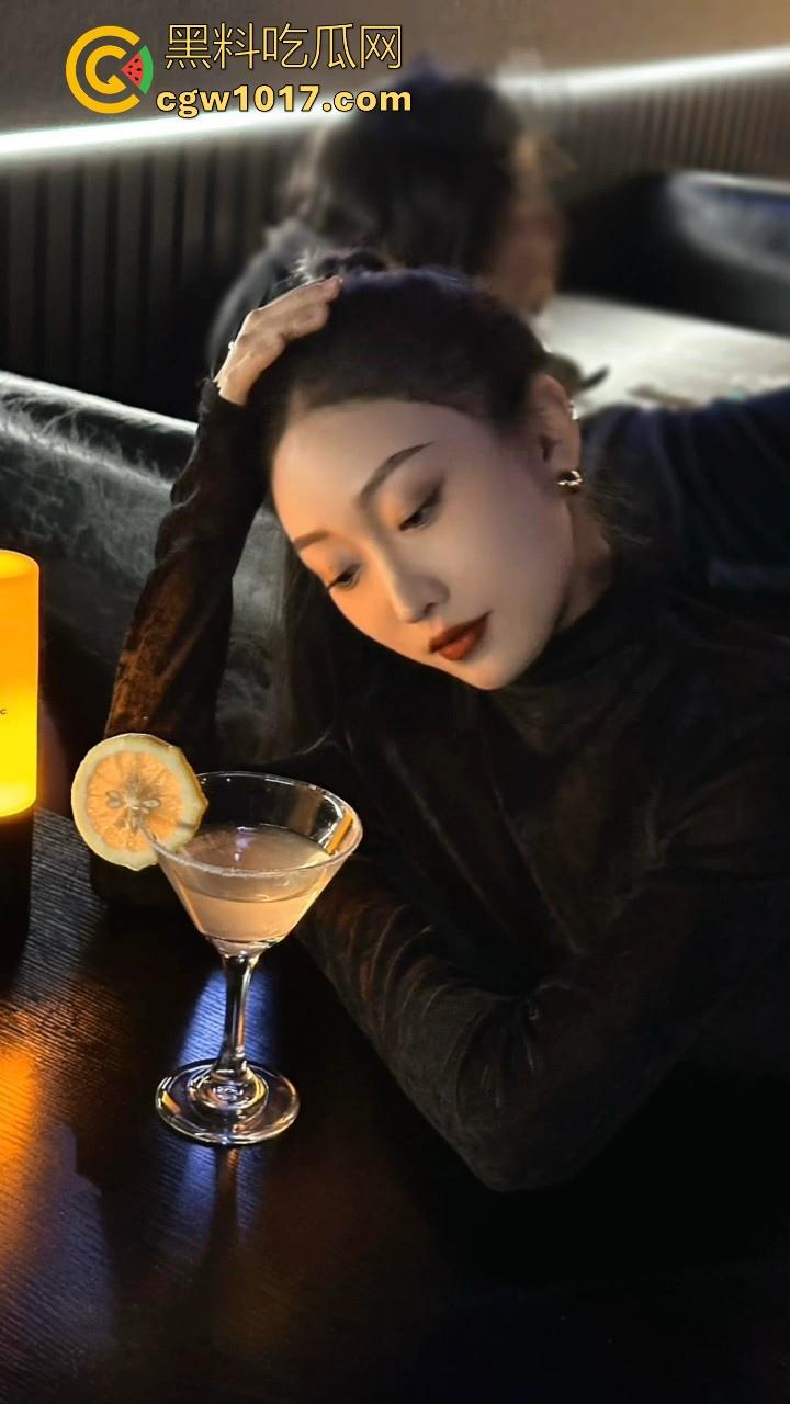 重金拿下高颜值中国舞老师，私下淫荡到巅峰女神变顶级精盆，黑丝长腿翘臀高撅，粉嫩白虎紧穴湿漉漉！-5