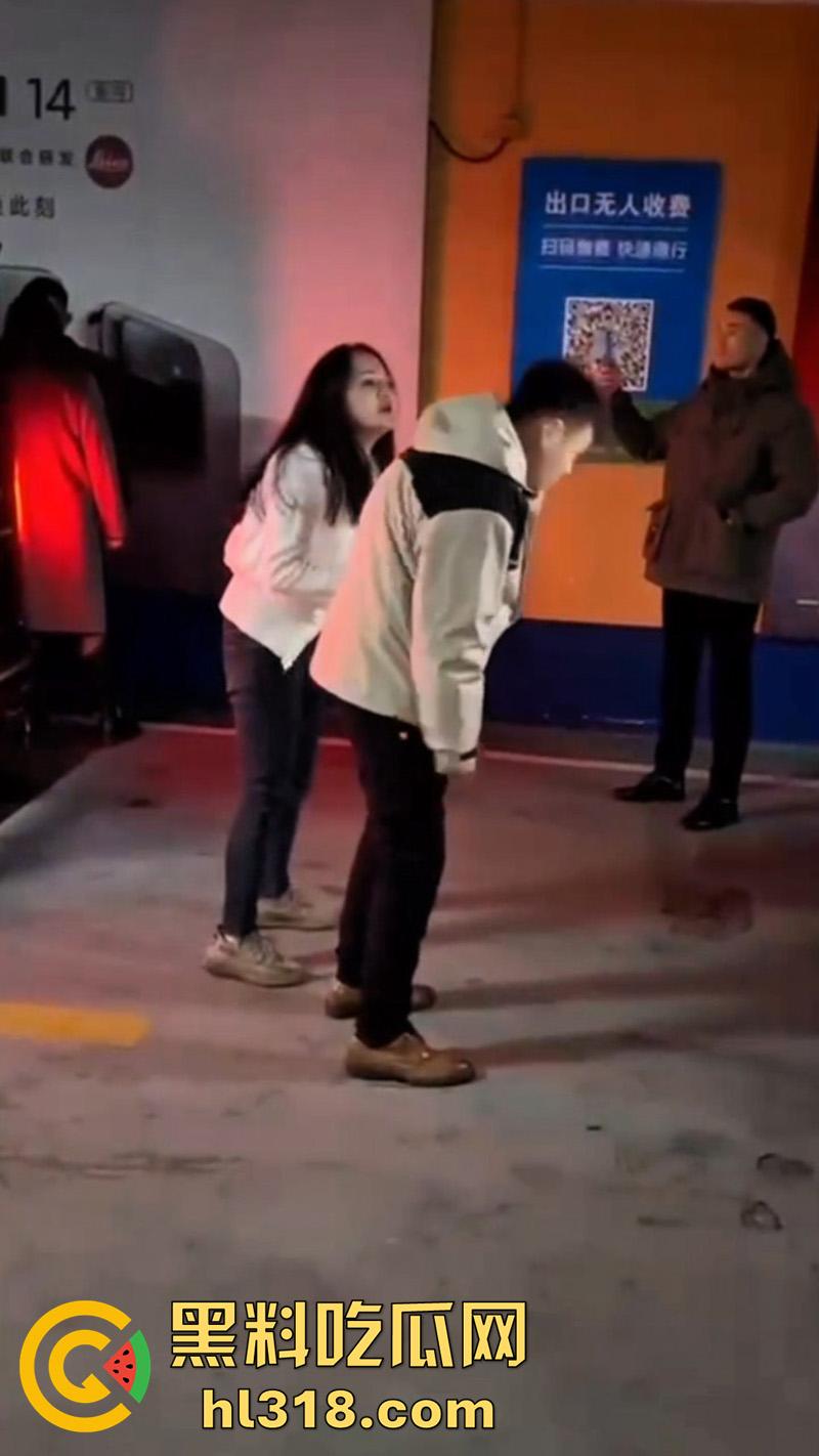 地下停车场捉奸，女子联合亲友抓小三，当场逮住老公和小三亲热，将两人围堵殴打，打人者已经被刑拘！-1