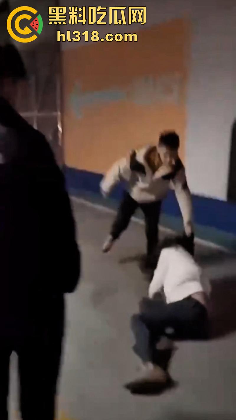 地下停车场捉奸，女子联合亲友抓小三，当场逮住老公和小三亲热，将两人围堵殴打，打人者已经被刑拘！-4