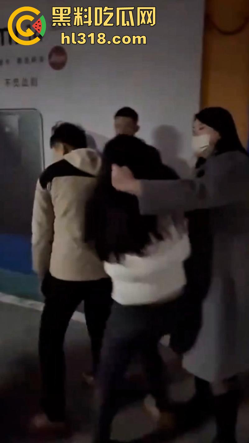 地下停车场捉奸，女子联合亲友抓小三，当场逮住老公和小三亲热，将两人围堵殴打，打人者已经被刑拘！-5