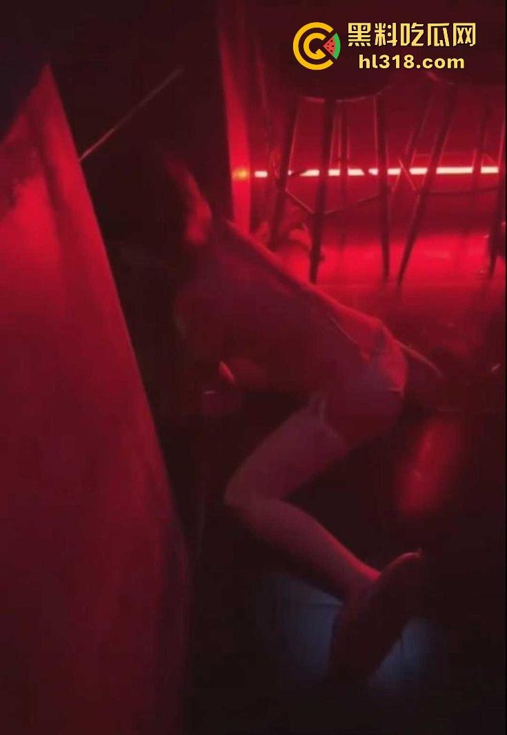 主人的任务调教！为得到主人的奖励，双马尾小萝莉身穿比基尼在酒吧跪地爬行，事后主人自慰水晶棒满足！-2