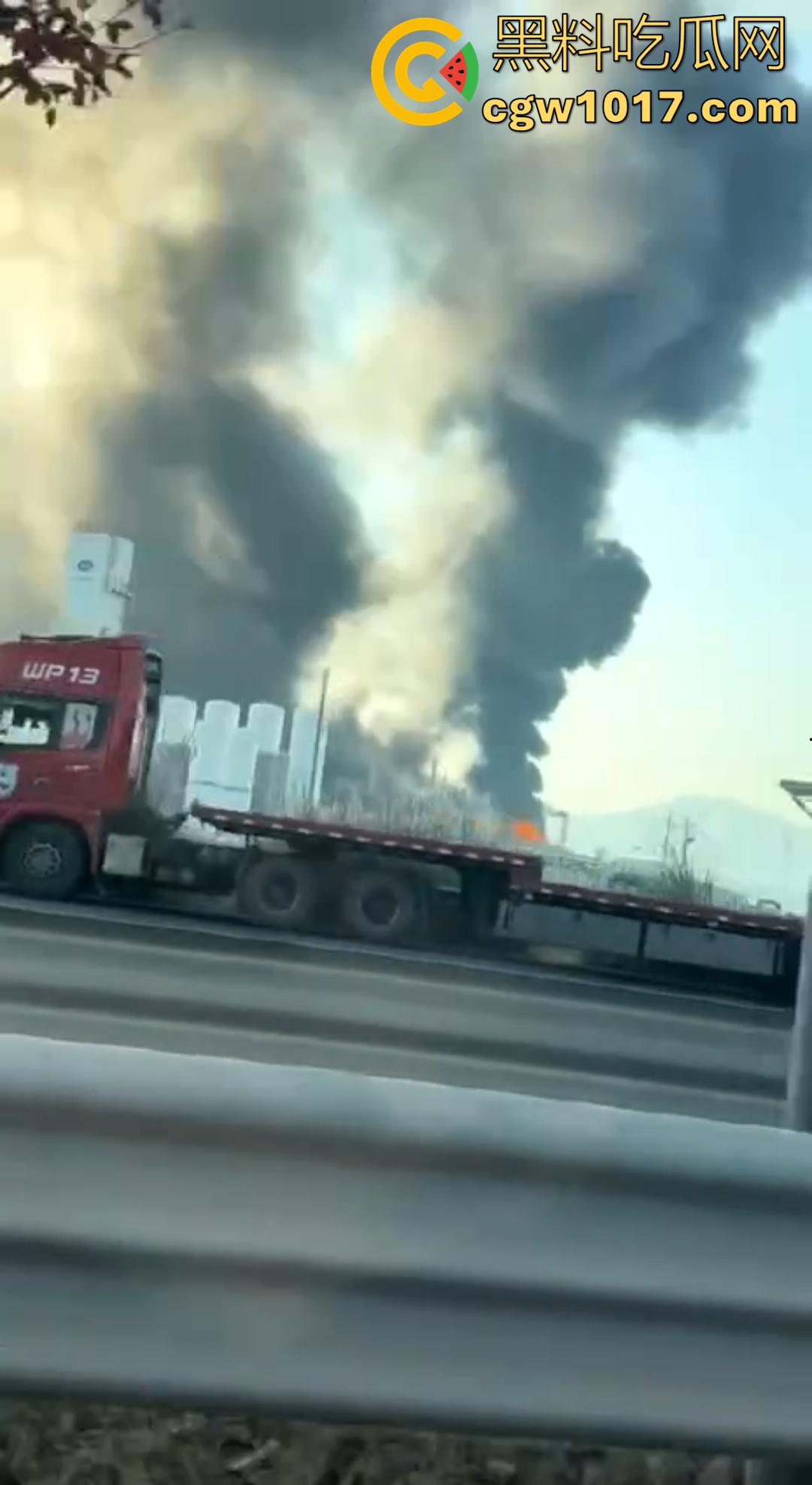 义乌光伏巨头正泰新能厂突发大火 赤岸镇浓烟冲天 全市消防出动几十车救火 全城围观!-2