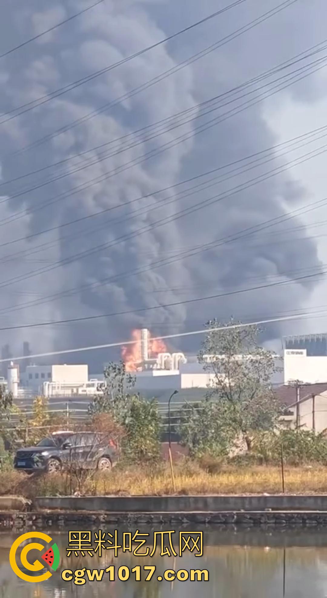 义乌光伏巨头正泰新能厂突发大火 赤岸镇浓烟冲天 全市消防出动几十车救火 全城围观!-3