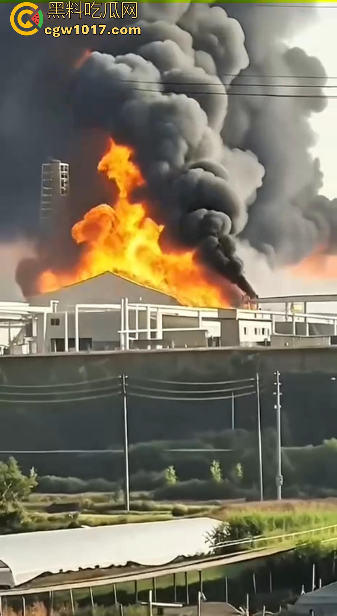 义乌光伏巨头正泰新能厂突发大火 赤岸镇浓烟冲天 全市消防出动几十车救火 全城围观!-6