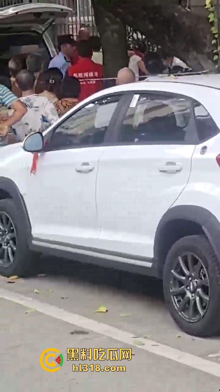 四川眉山阳光新城壹号，一男子疑似因欠账太多跳楼自杀，欠了做老赖就是了为什么要跳楼呢？-6