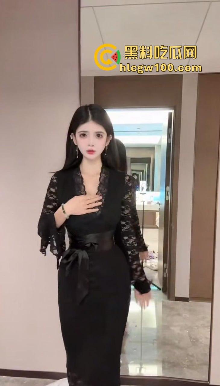 借着抖音cos网红【狗头萝莉】提前拜年的视频，小编最近整理了一下这位巨乳网红的经典视频，经典巨乳还是这么百看无厌！-2