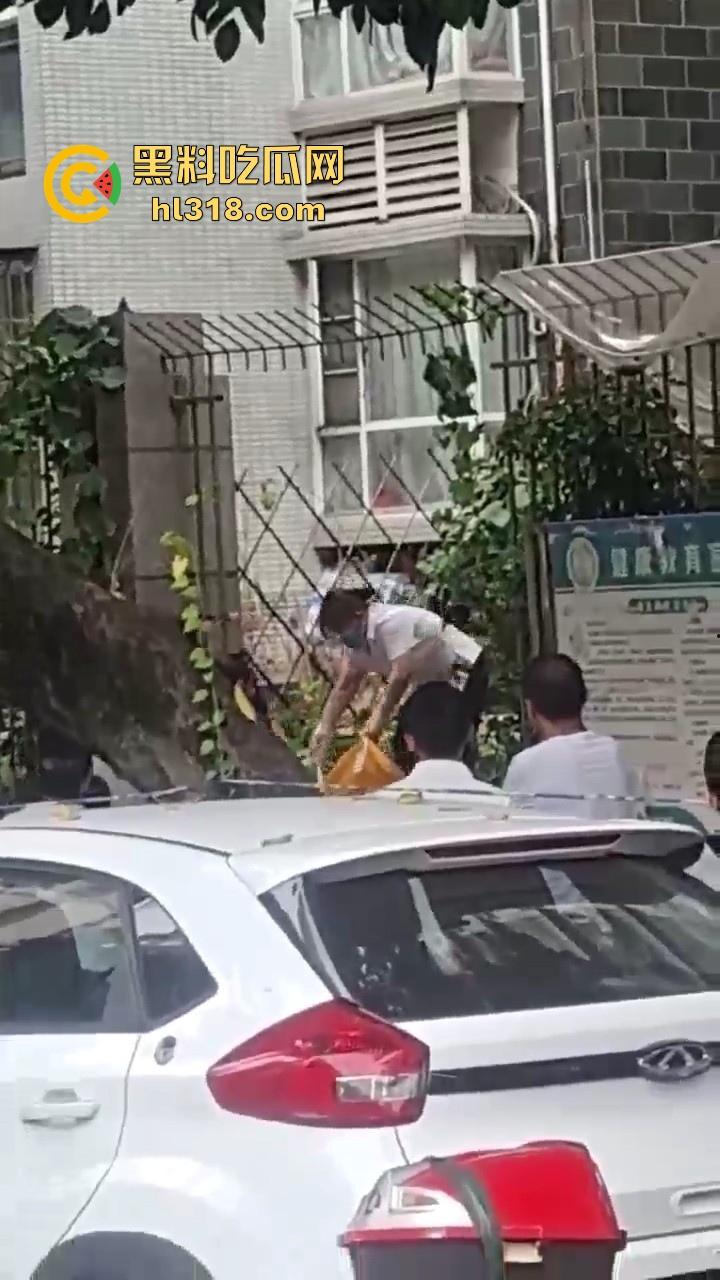 四川眉山阳光新城壹号，一男子疑似因欠账太多跳楼自杀，欠了做老赖就是了为什么要跳楼呢？-7