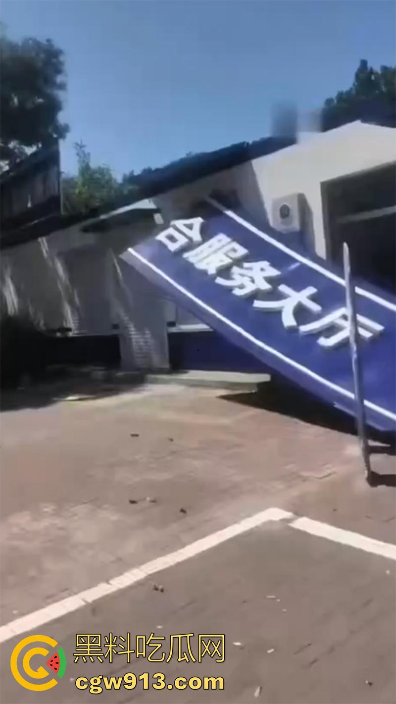 河北邢台内丘县，发生特大爆炸事件，现场浓烟滚滚还有烟花爆竹声，疑似废品收购站起火导致！-1