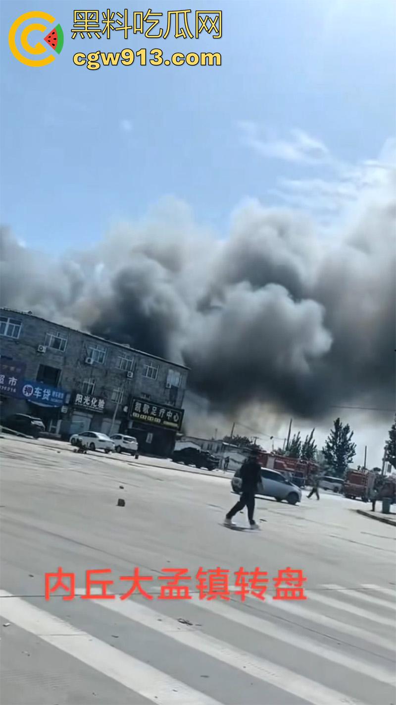 河北邢台内丘县，发生特大爆炸事件，现场浓烟滚滚还有烟花爆竹声，疑似废品收购站起火导致！-5