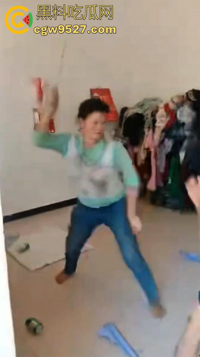 广西00后夫妻吵架，疯狂殴打完全不顾孩子哭喊，小婴儿在地上无助的趴，真是让人看着心疼啊！-1