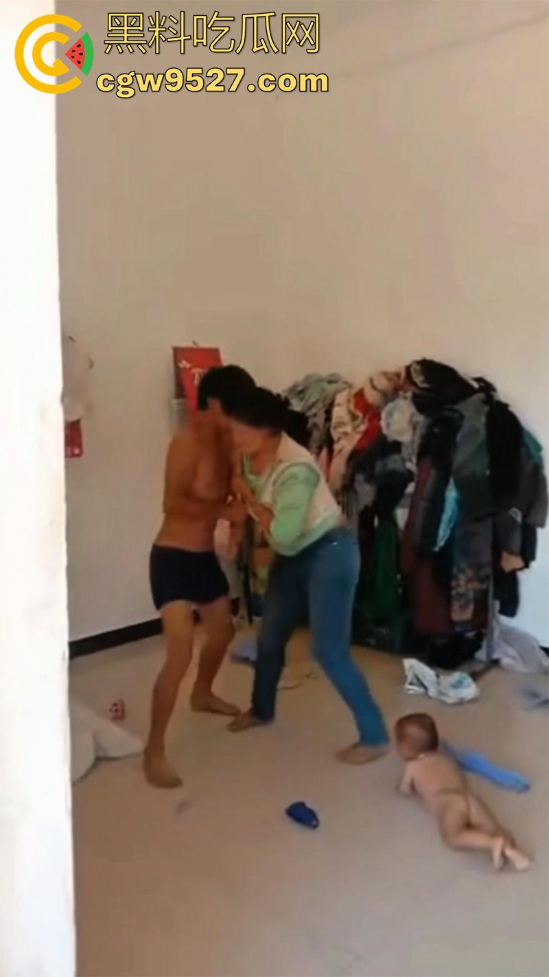 广西00后夫妻吵架，疯狂殴打完全不顾孩子哭喊，小婴儿在地上无助的趴，真是让人看着心疼啊！-7