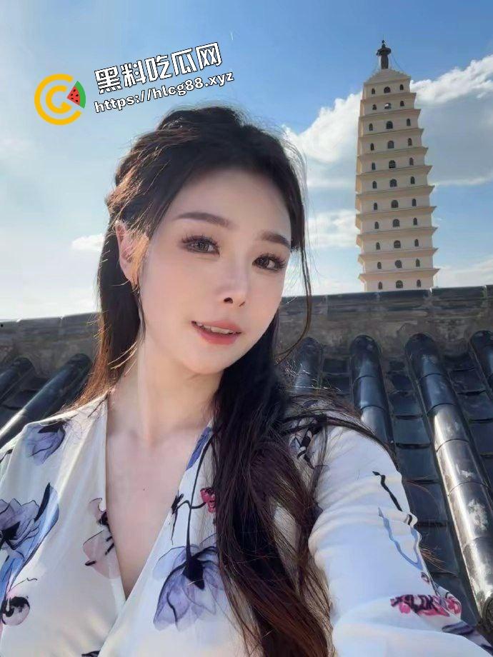 江苏风骚肉感御姐车模【豆婷】工作之余居然还是个福利姬，公共厕所私拍淫荡擦边至极诱惑！-2