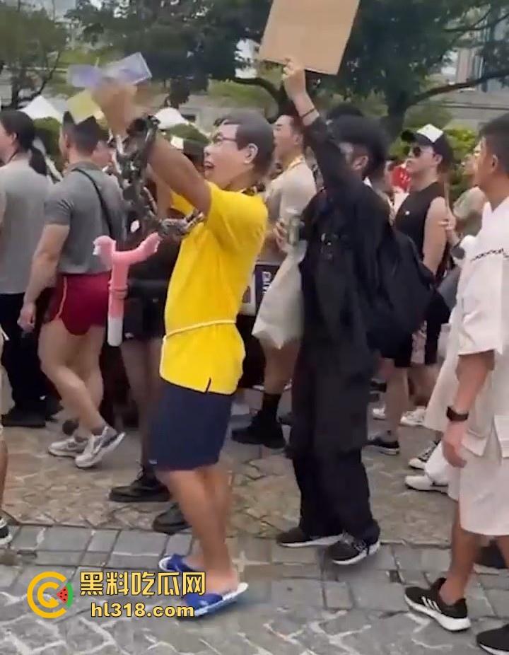 台湾大型同志游行，超过18万人参加，多位gay佬盛装出席，高举牌坊“我就是爱肛交，别叫我停下来”！-9