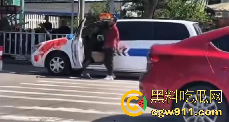 山东泰安五马市场附近，一名小贩与城管发生冲突，被城管欺负愤愤不平，随后在城管车前自刎。-4