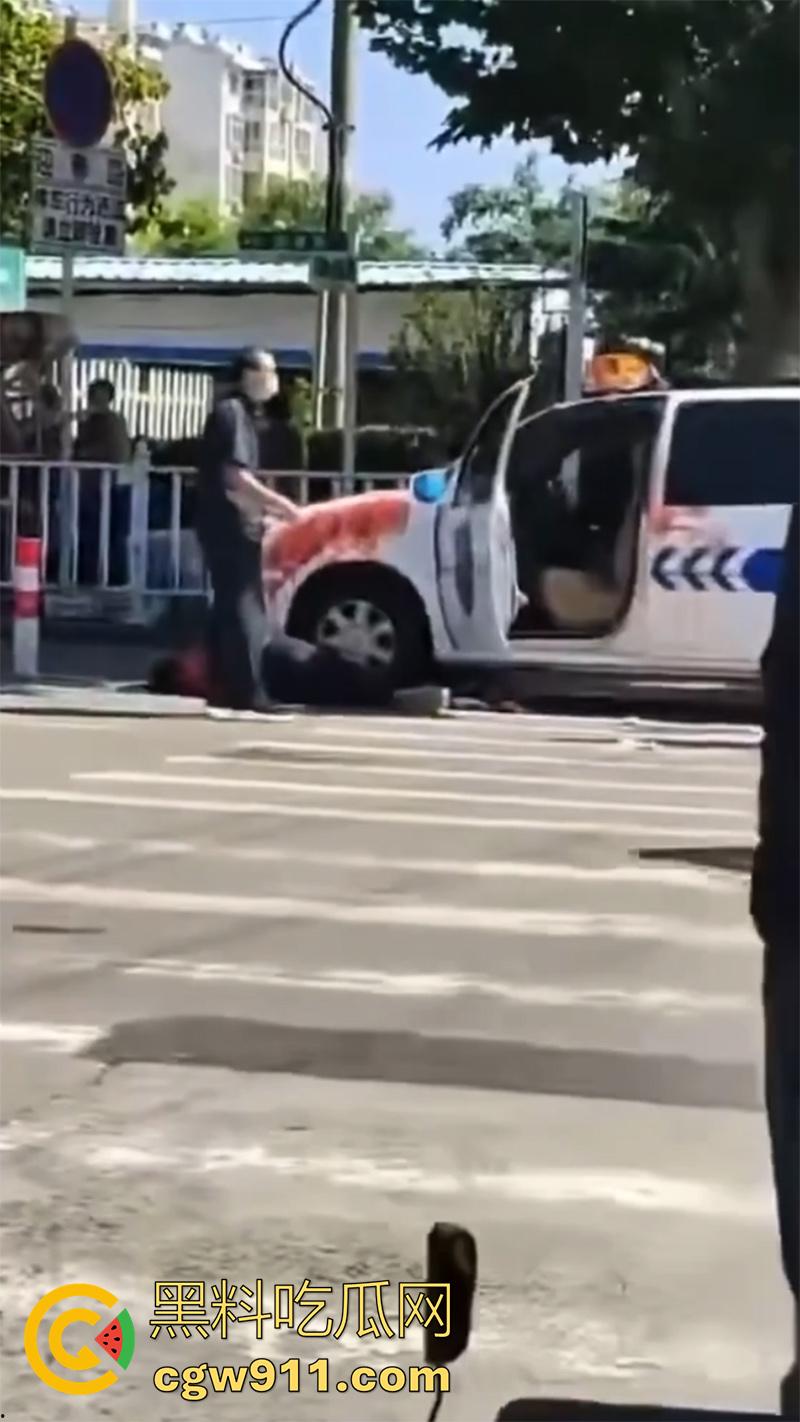 山东泰安五马市场附近，一名小贩与城管发生冲突，被城管欺负愤愤不平，随后在城管车前自刎。-5