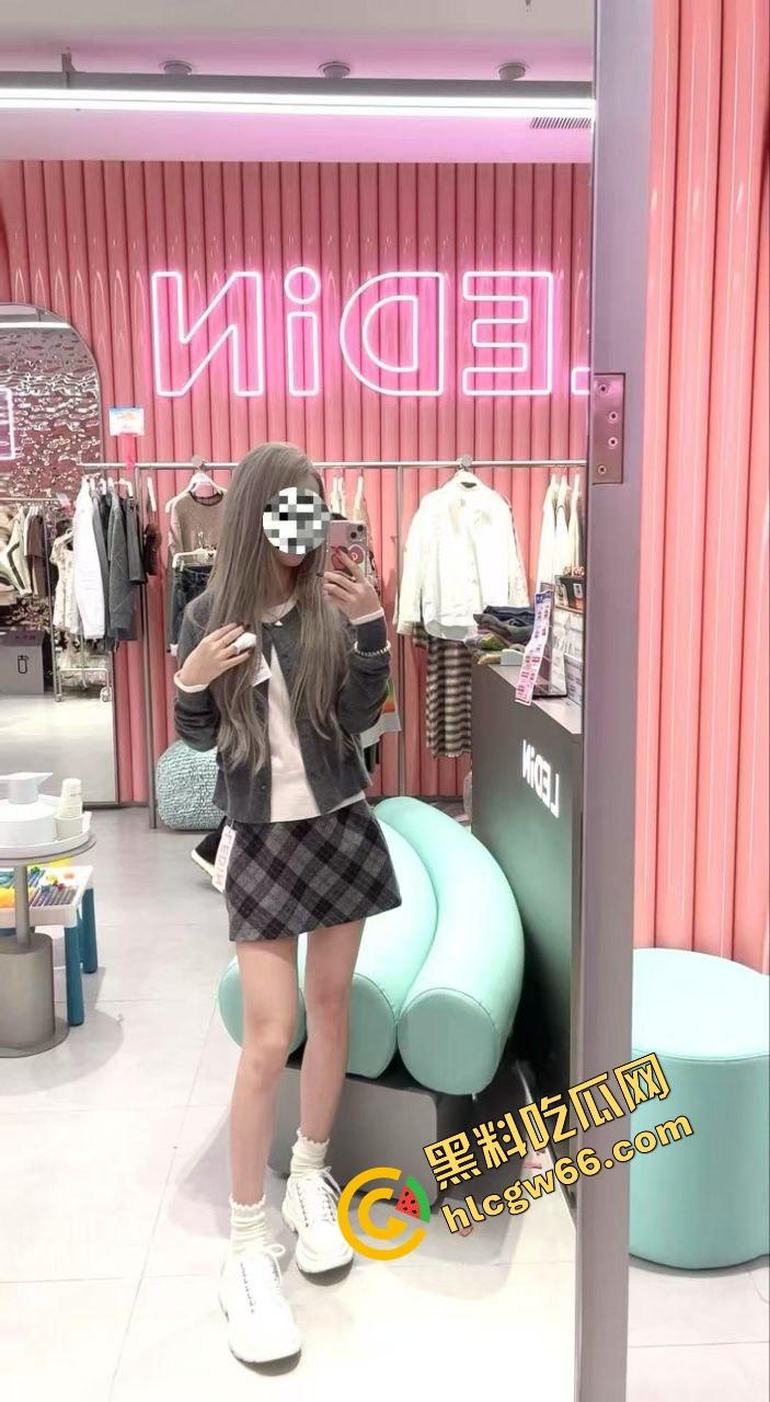 海角乱伦大瓜19岁嫩女【小亚】跟老爹暧昧搞乱床，嫩缝让爹操翻还跟男友共享骚洞，小白袜踩鸡巴！-4