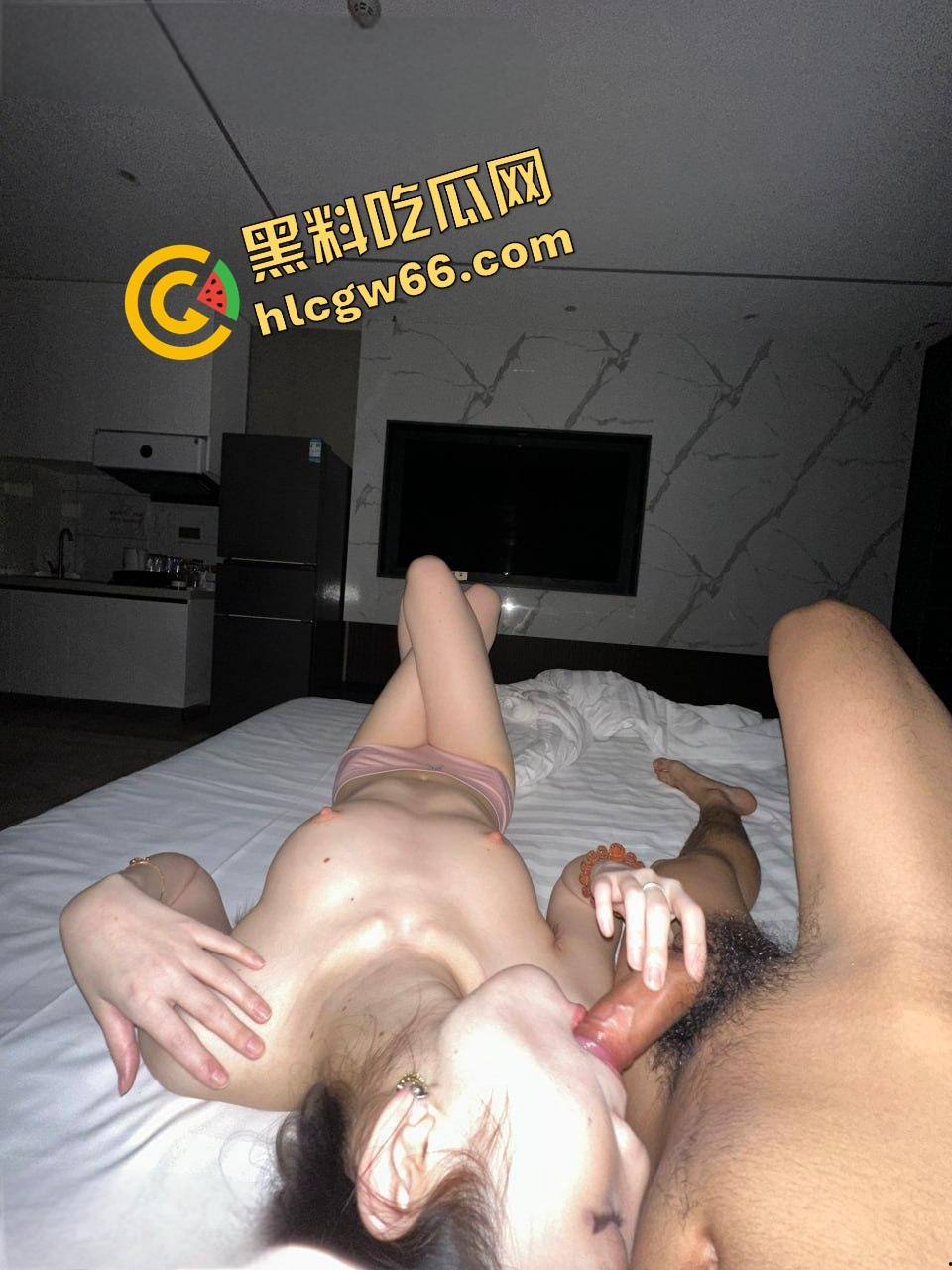 苏州学生妹【赵美凤】商场厕所跪舔被口爆，小嘴操成小穴，拉丝吞精舔根到底，男友在隔间撸到射！-9