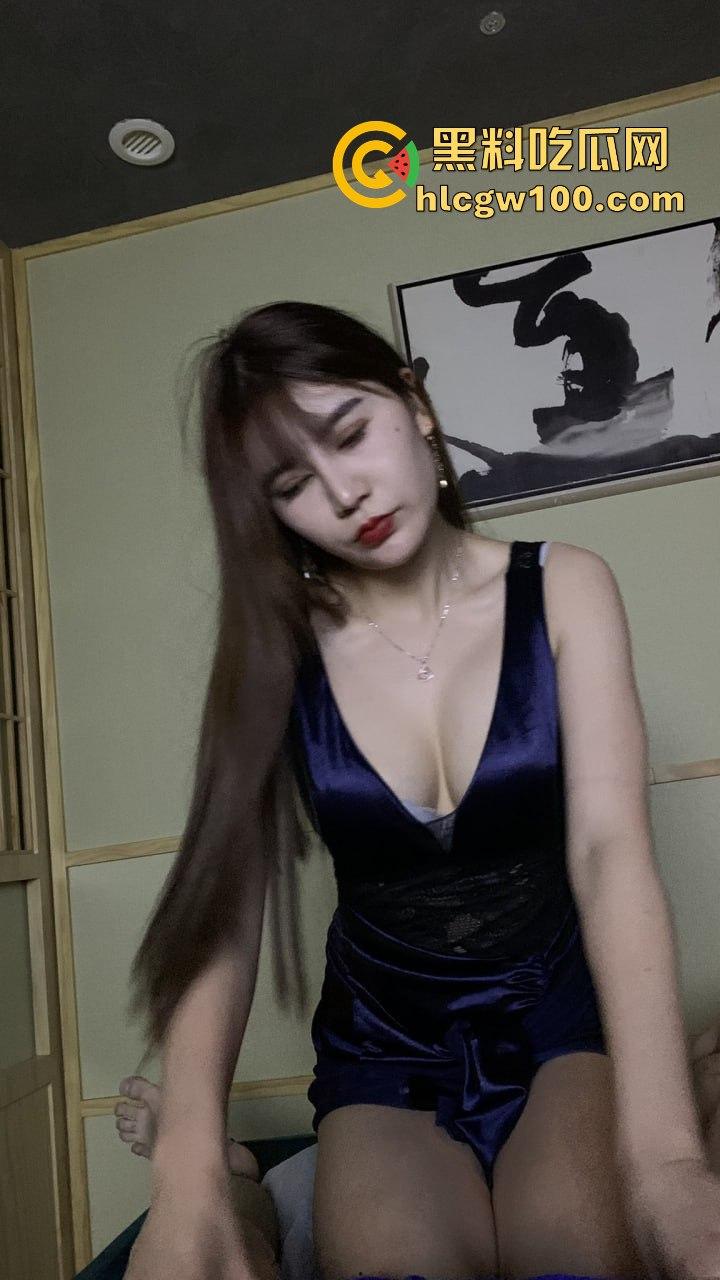 洗浴偷拍揭秘技师的放松套餐，技师手口并用 全套和半套的区别在于 半套挑逗停在棒上，全套直接脱裤吞到根！-2