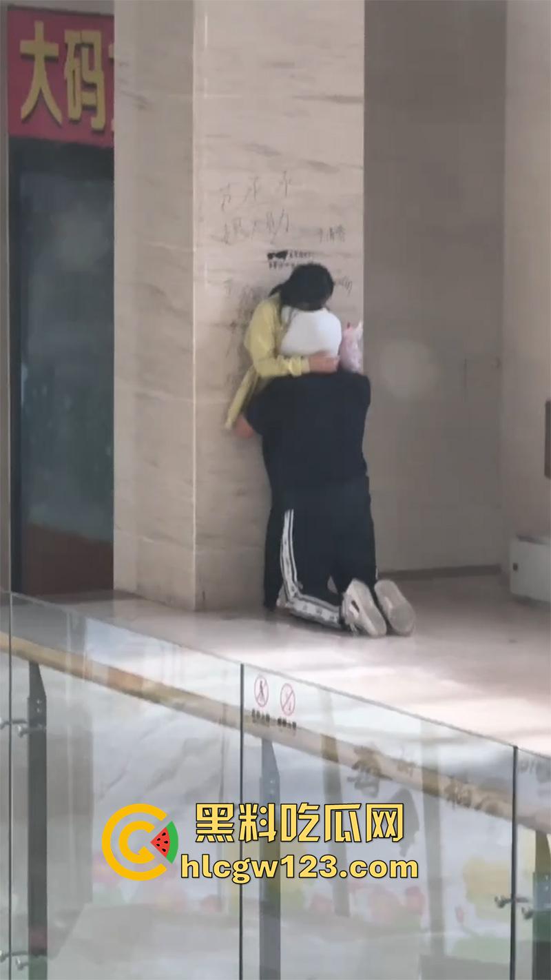 偷拍商场学生吃奶，俩人来自隔壁自习室，休息期间饿了想吃奶，直接扒开女友衣服跪地吸奶！-8