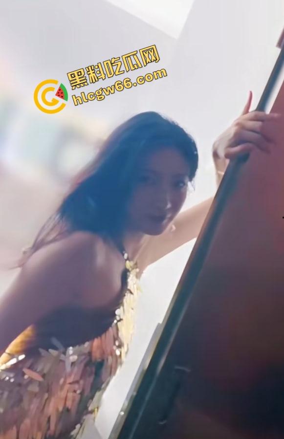 这哥们吃得太好了吧？找了个长得跟江疏影撞脸的美少妇，现场抹油撸管伺候，40来岁还能这么骚！-2