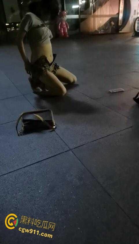 最佳损友一美女喝多了，竟旁若无人脱下牛仔短裙，直接随地大小便，这小翘臀也是又大又白！-4