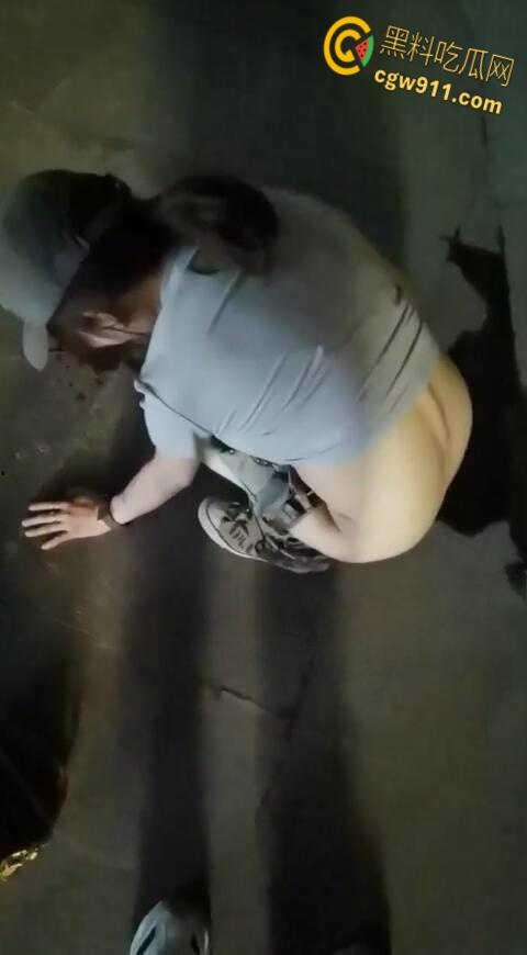 最佳损友一美女喝多了，竟旁若无人脱下牛仔短裙，直接随地大小便，这小翘臀也是又大又白！-6