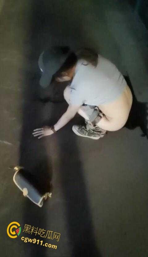 最佳损友一美女喝多了，竟旁若无人脱下牛仔短裙，直接随地大小便，这小翘臀也是又大又白！-7