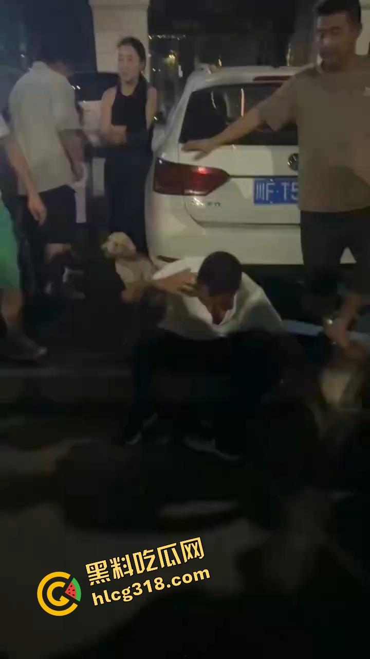 彭山老毕登抖音撩小妹妹，酒店门口被亲爹堵住一顿胖揍，老色胚当场趴窝，路人全程围观叫好！-3