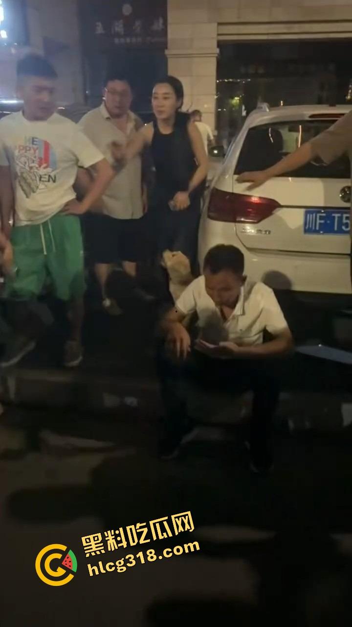 彭山老毕登抖音撩小妹妹，酒店门口被亲爹堵住一顿胖揍，老色胚当场趴窝，路人全程围观叫好！-4