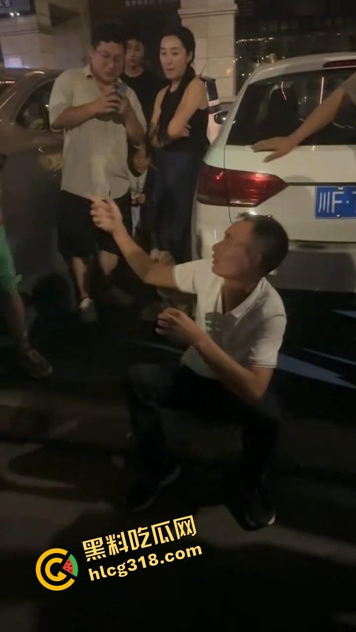 彭山老毕登抖音撩小妹妹，酒店门口被亲爹堵住一顿胖揍，老色胚当场趴窝，路人全程围观叫好！-6