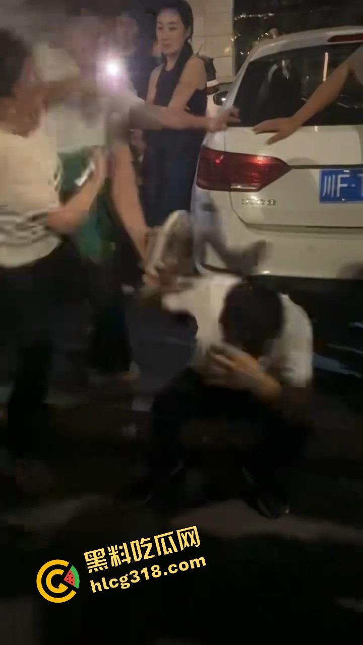 彭山老毕登抖音撩小妹妹，酒店门口被亲爹堵住一顿胖揍，老色胚当场趴窝，路人全程围观叫好！-7