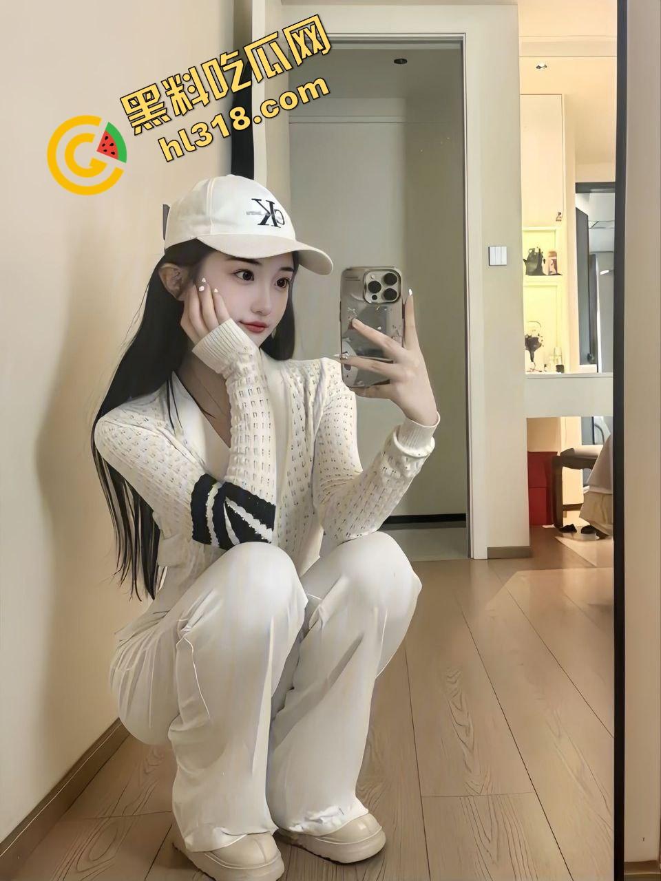 瓜友投稿牛仔裤剪开直接操,和大学同学开房欲望憋炸,撕碎裤子疯狂内射,原来这样操更有味道!-1