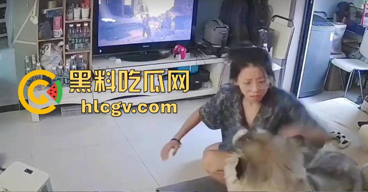 阿拉斯加趁女主人换手柄扑上去玩后入想日逼！妹子挣扎半天脱身，气得直发火！-7