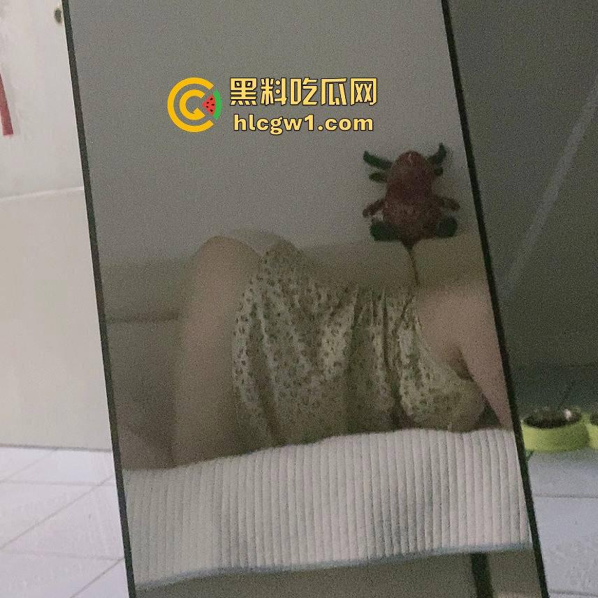 东北哈尔滨学生妹【佐琳】出租房黑丝私拍，光滑白腿配肥美翘臀，玩得骚得水流满床！-9