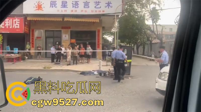 广东揭阳恐怖凶案现场，榕城东寨一男子，被女友戴绿帽后，精神崩溃发疯，当街将女子砍死！-10