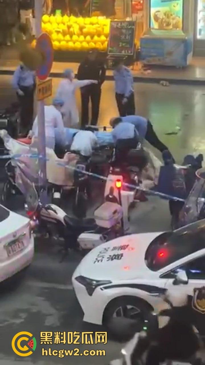 这不是拍戏！广州南沙一男子情绪失控街头挥刀砍人又割喉 被害人当场盖布 好吓人！-1