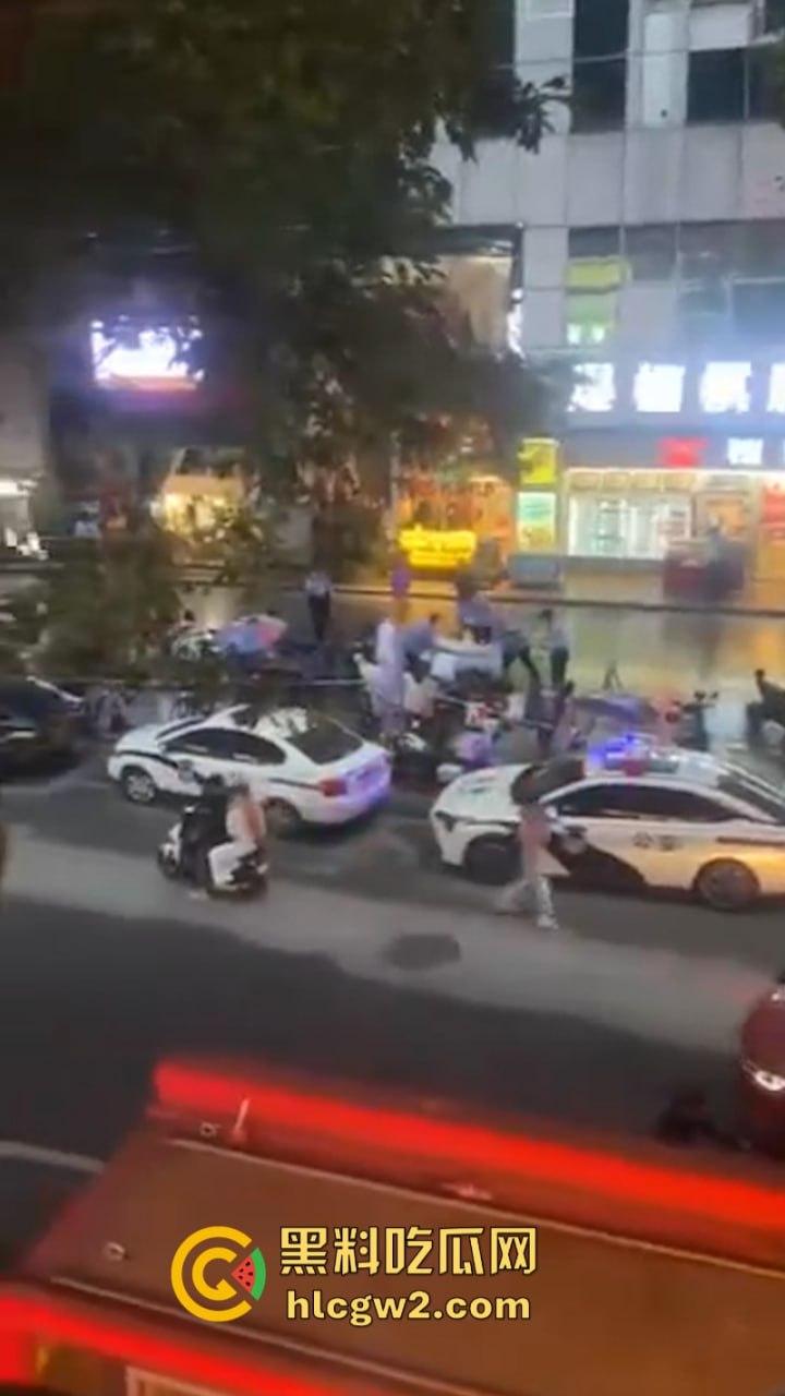 这不是拍戏！广州南沙一男子情绪失控街头挥刀砍人又割喉 被害人当场盖布 好吓人！-7