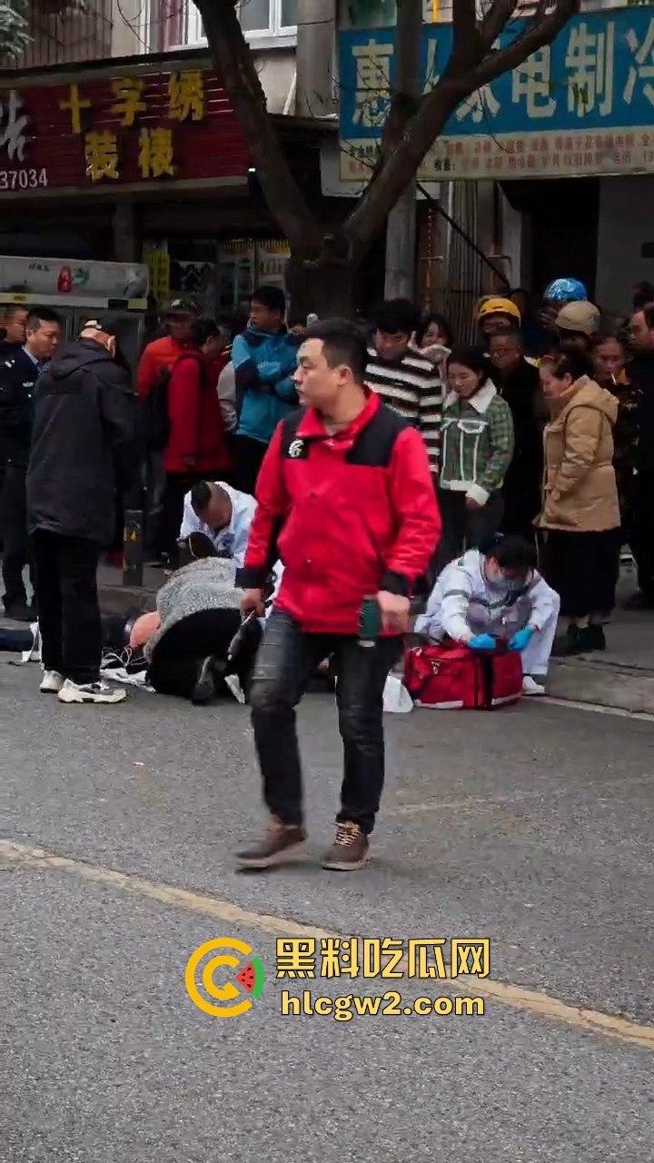 成都惠王陵半边街冲突升级！司机骂外卖员还动手，结果被外卖小哥抹了脖子！-4
