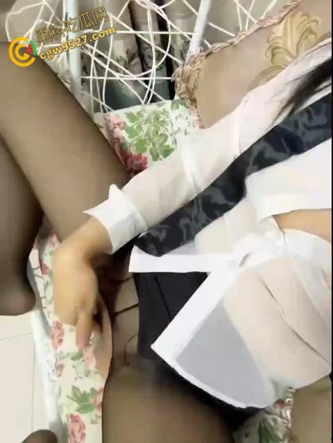 抖音女网红【辰辰螺丝姐】，性感高跟御姐少妇，开档黑丝自慰啪啪视频流出，白皙丰满的身材十分诱人！！-8