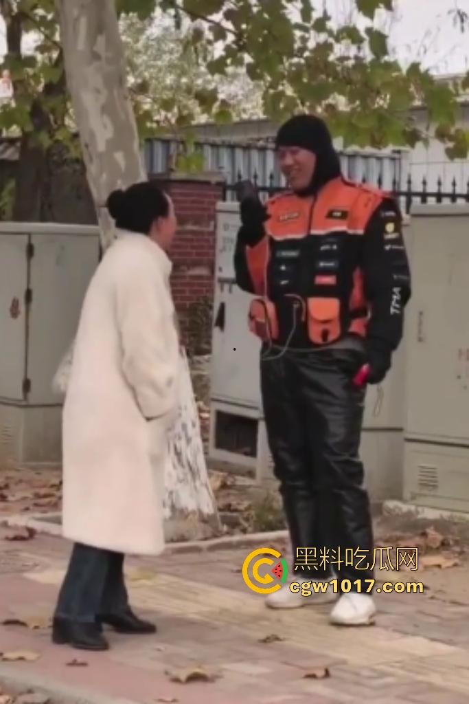老八婆偷外卖被抓现行，语出惊人耍赖对着镜头吼“外卖小哥看上我了，相中我B贵不贵”，外卖小哥带着面罩都觉得羞耻！-1