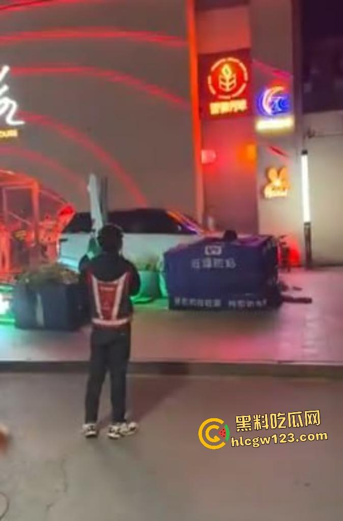 凌晨1点山西太原花海酒后两个男的发生矛盾直接开路虎撞人，一群保安也只敢在门口看戏！-3