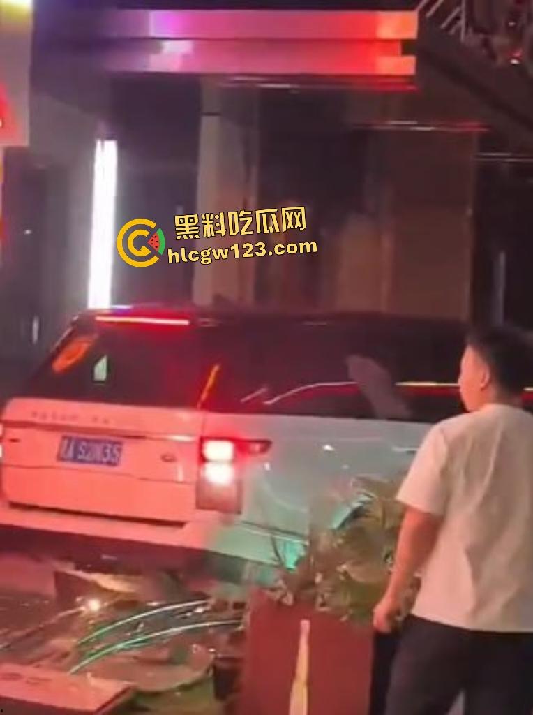 凌晨1点山西太原花海酒后两个男的发生矛盾直接开路虎撞人，一群保安也只敢在门口看戏！-5