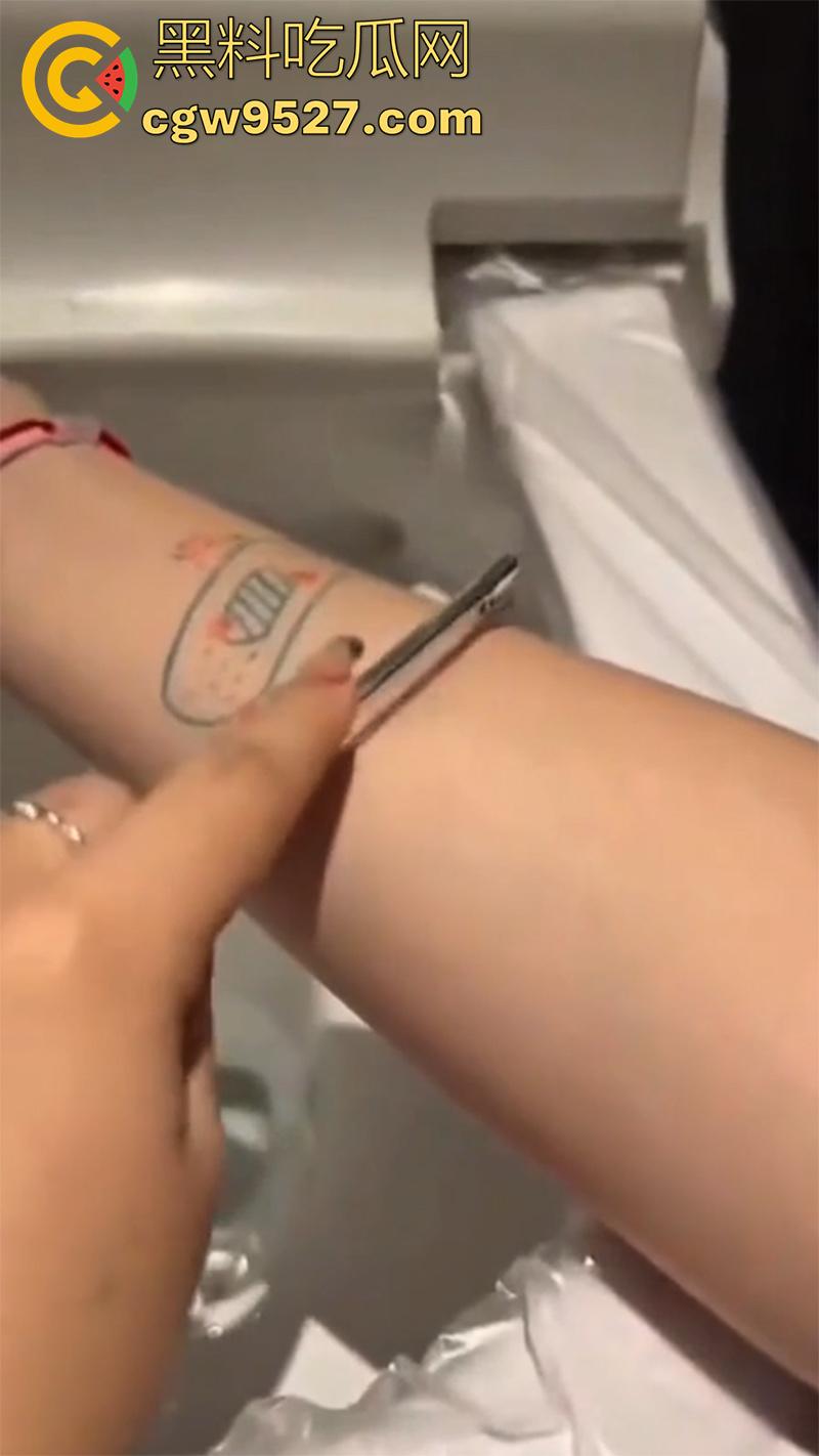 全网疯传马桶割腕女孩，真实自杀鸡皮疙瘩都起来了，脂肪层都割开了，还扒拉了一下，太重口了！-3