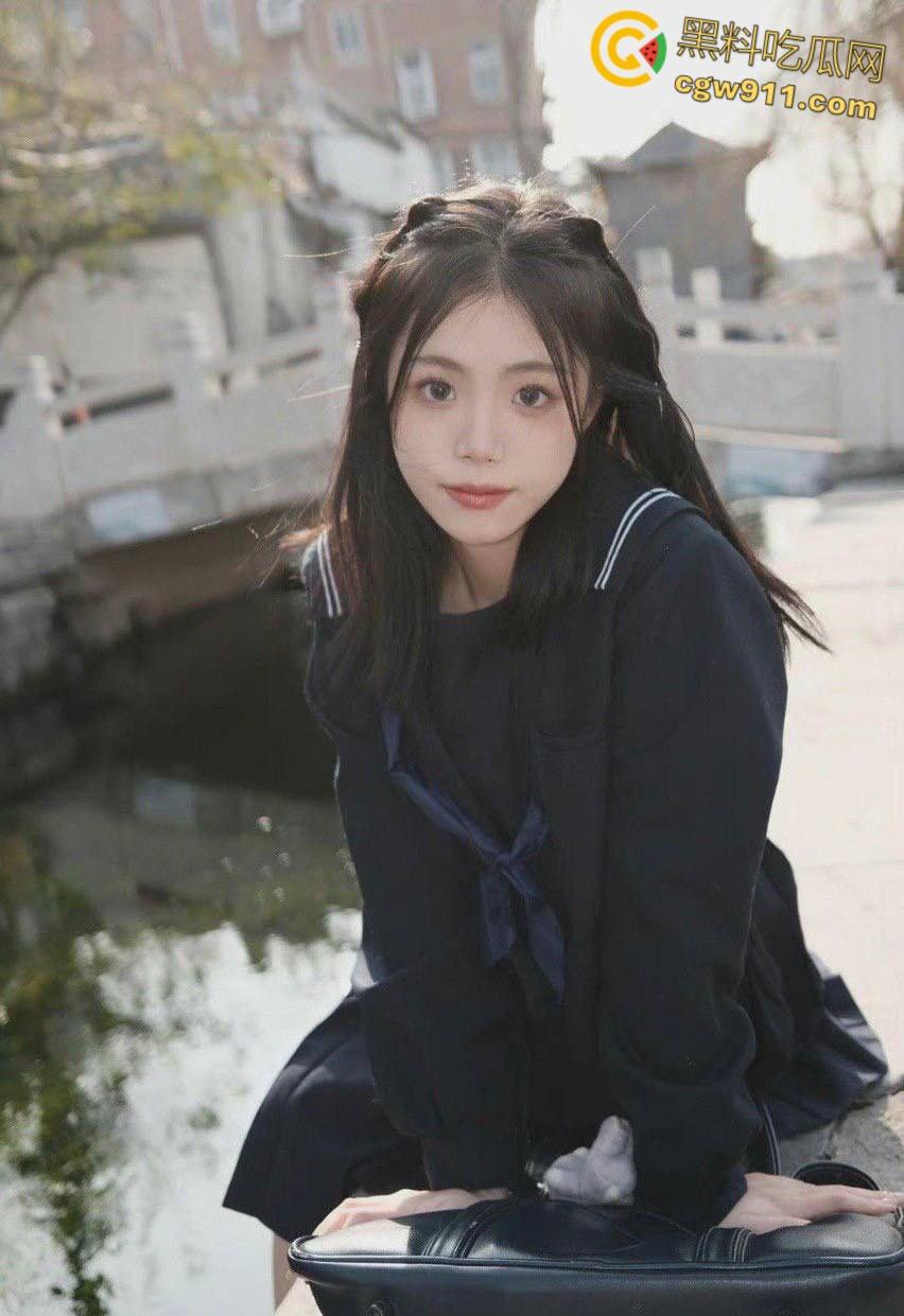 青岛大学嫩妹【杨紫馨】，JK制服女上疯狂扭臀，蜜桃臀被炮友大屌猛干，高潮瘫软娇喘不断，肉臀撞得啪啪响！-1