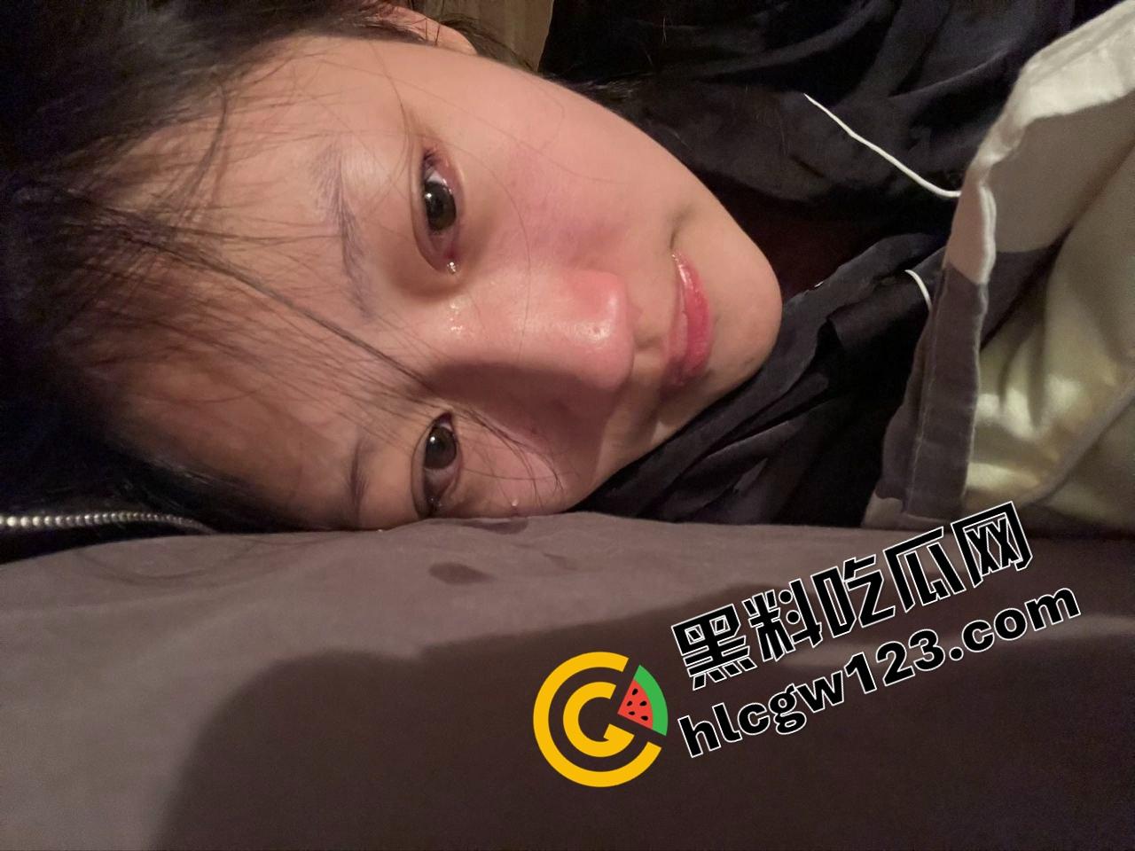 南京某学院班花【王雪】馒头逼被操肿，肤白貌美却浪成母狗，富二代出租屋无套内射，操到哭出高潮！-4