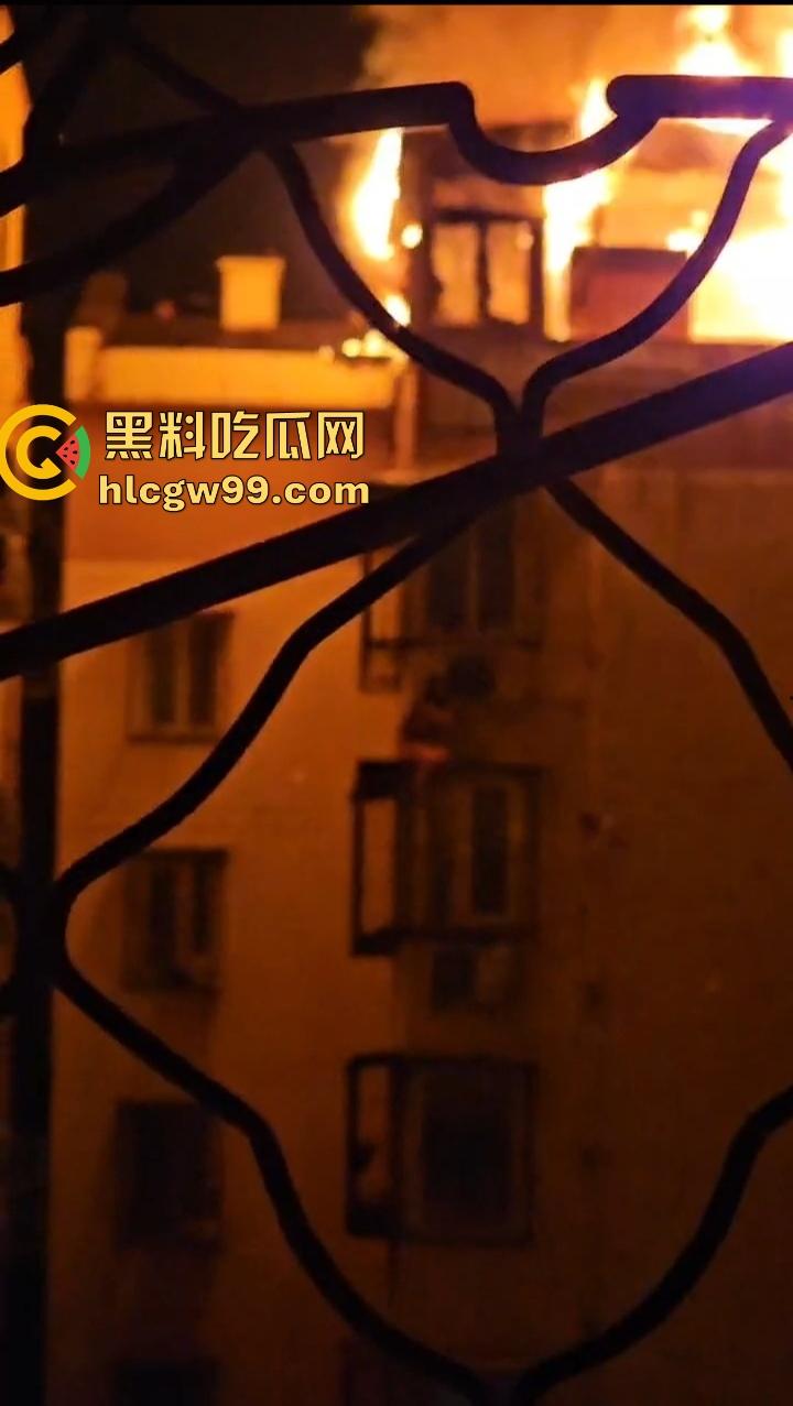 厦门小区楼顶火烧屁股,裸女6楼栏杆上被困哭成傻逼,物业还在睡大觉!-2
