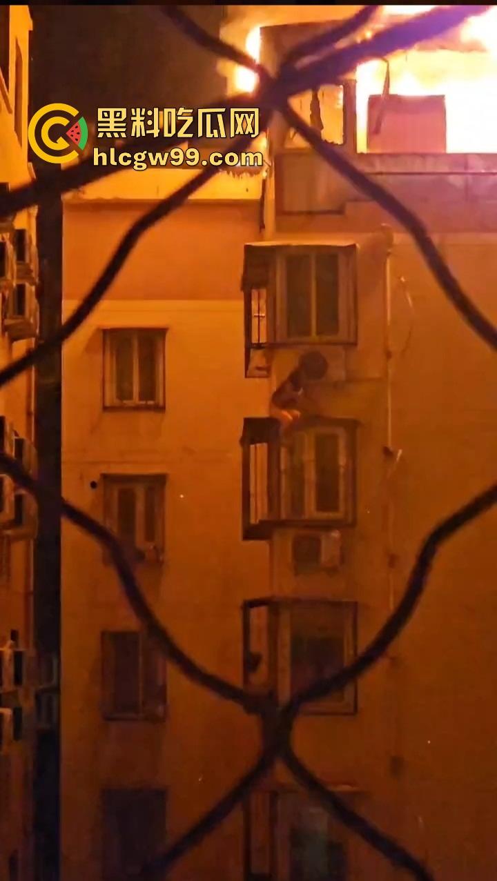 厦门小区楼顶火烧屁股,裸女6楼栏杆上被困哭成傻逼,物业还在睡大觉!-3